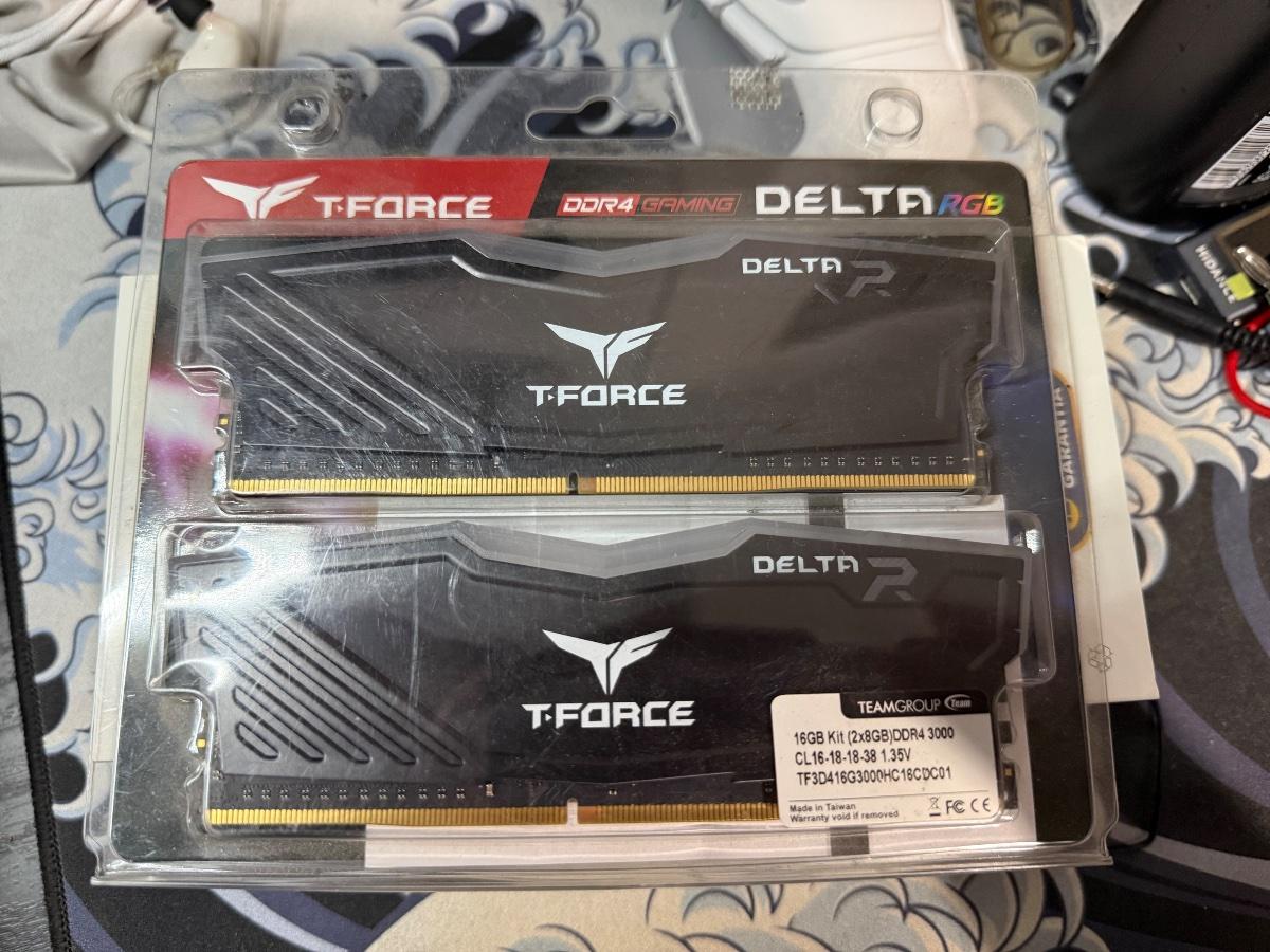 Memorias RAM 16GB(2x8GB) 3000Mhz DDR4 T-Force RGB - Usado en Culiacán
